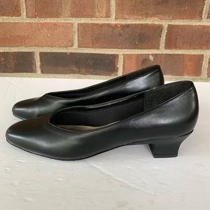 Like new Soft Style black heel pump